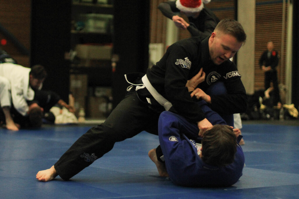 Võimla BJJ maasvõitluse baaskursuslane Tõnis trennis sparrimas